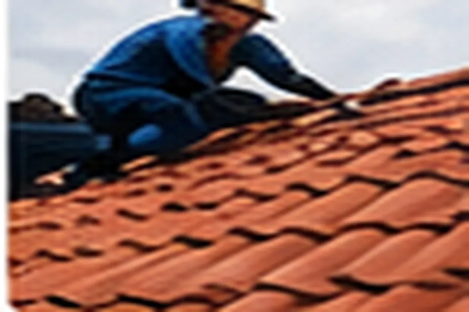 Couvreur travaillant sur une toiture